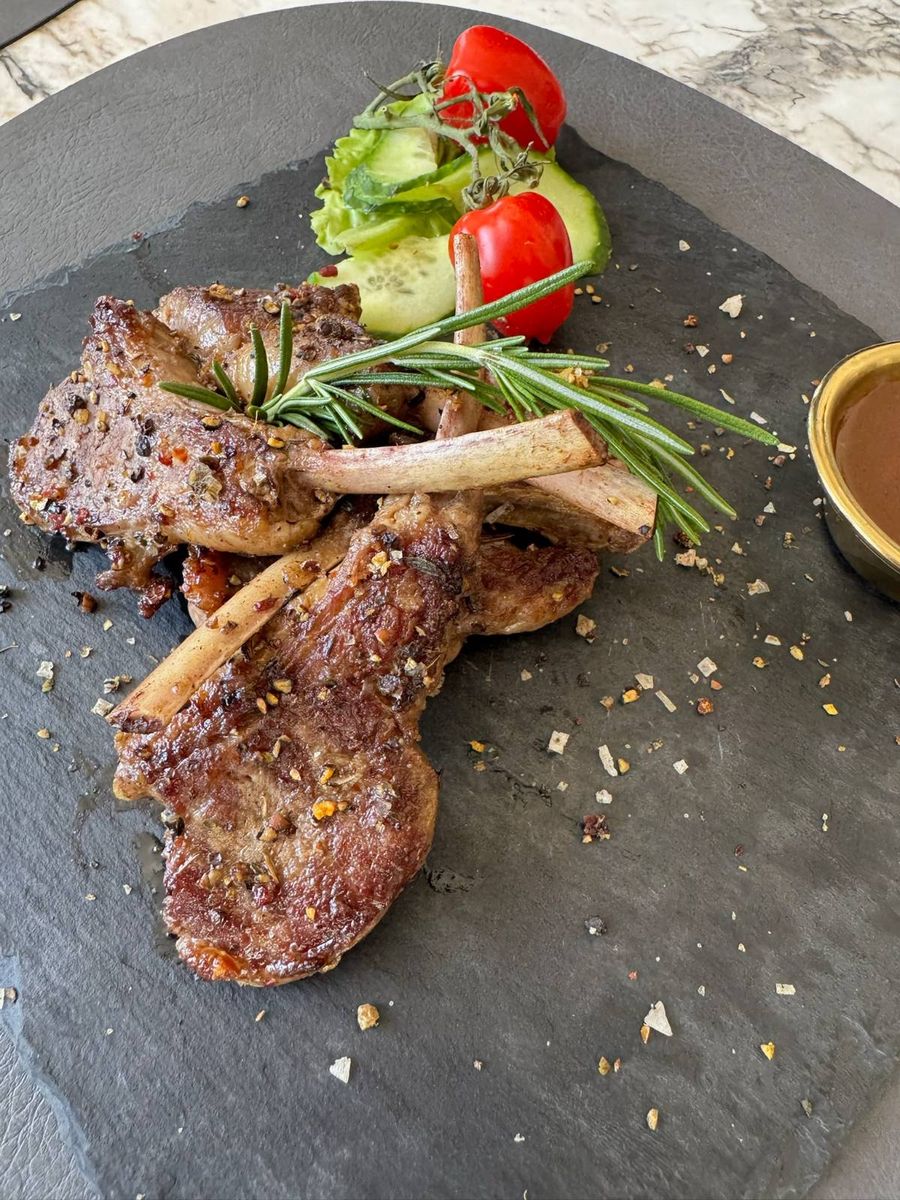 Cotlete de Berbecuț Aromatizat cu Ierburi Mediteraneene