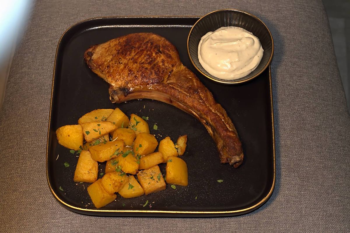 Tomahawk de porc cu sos gorgonzola și cartofi aurii