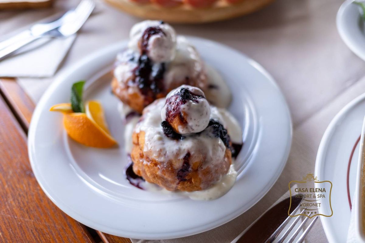 Papanași Prăjiți Serviți cu Smântână și Dulceață făcută în casă