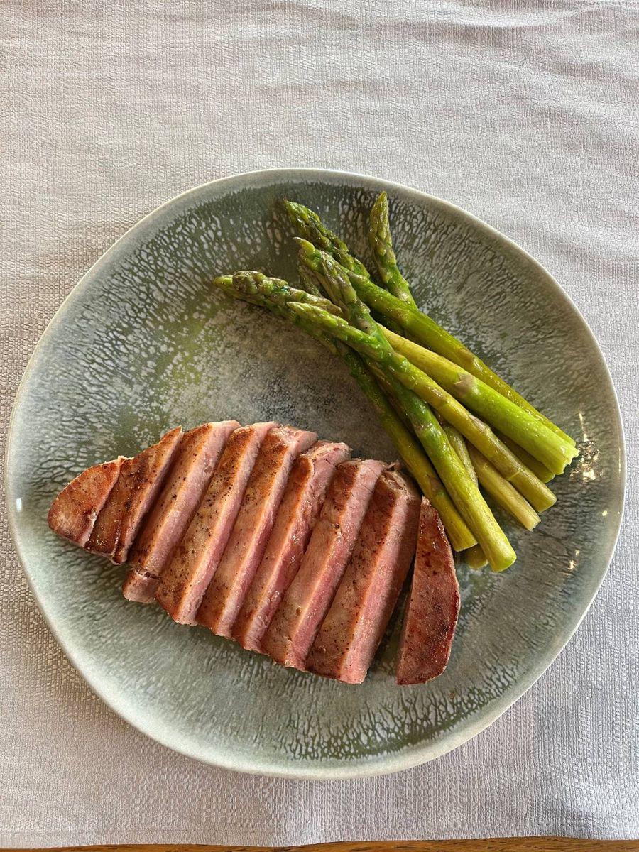 Steak ton rosu cu sparanghel