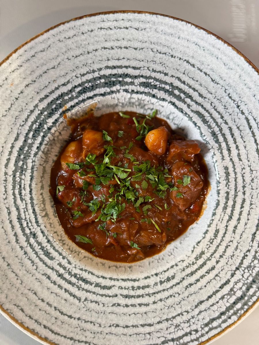 Gulas de vita cu galuste de cartofi