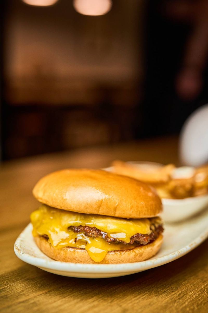 Burger de vită cu chiflă Brioche Artizanală