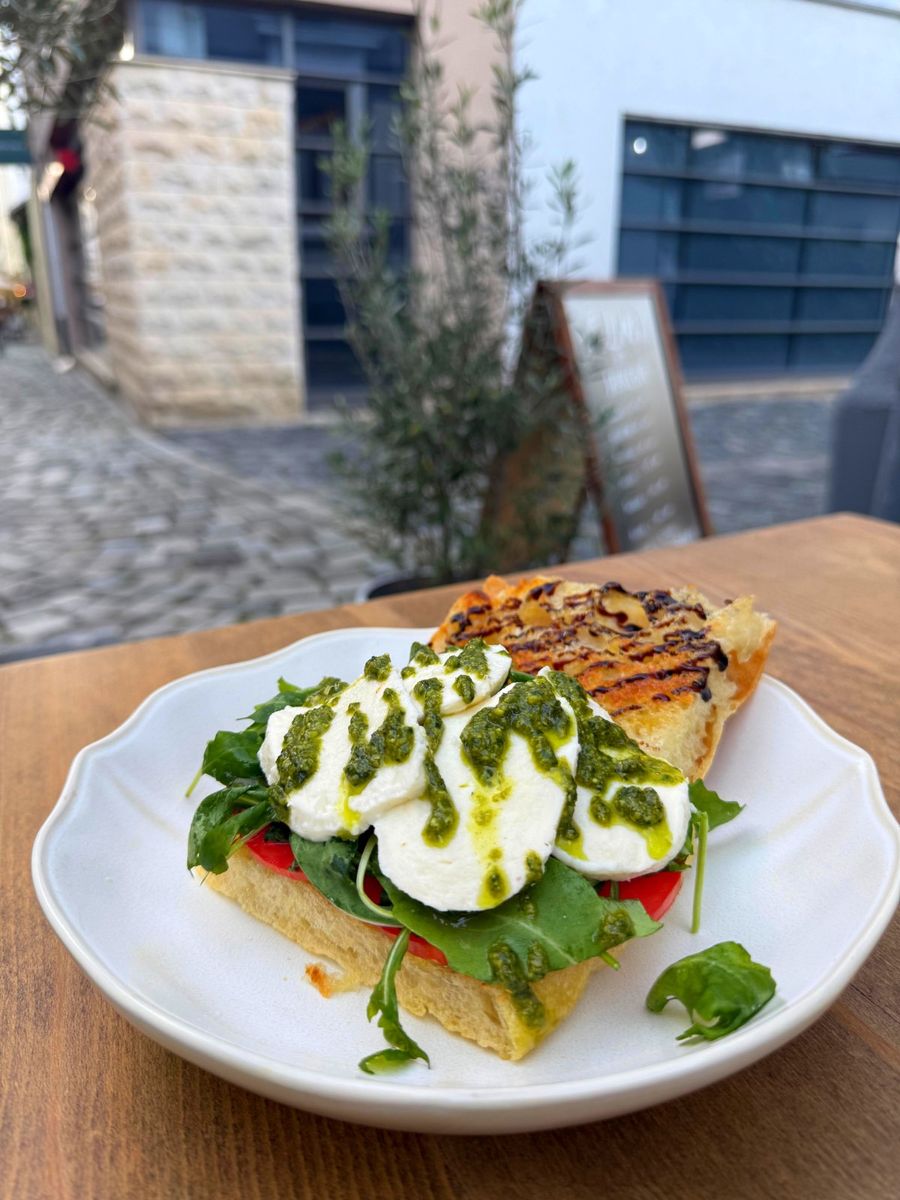 Focaccia Caprese (Servit până la ora 18:00)