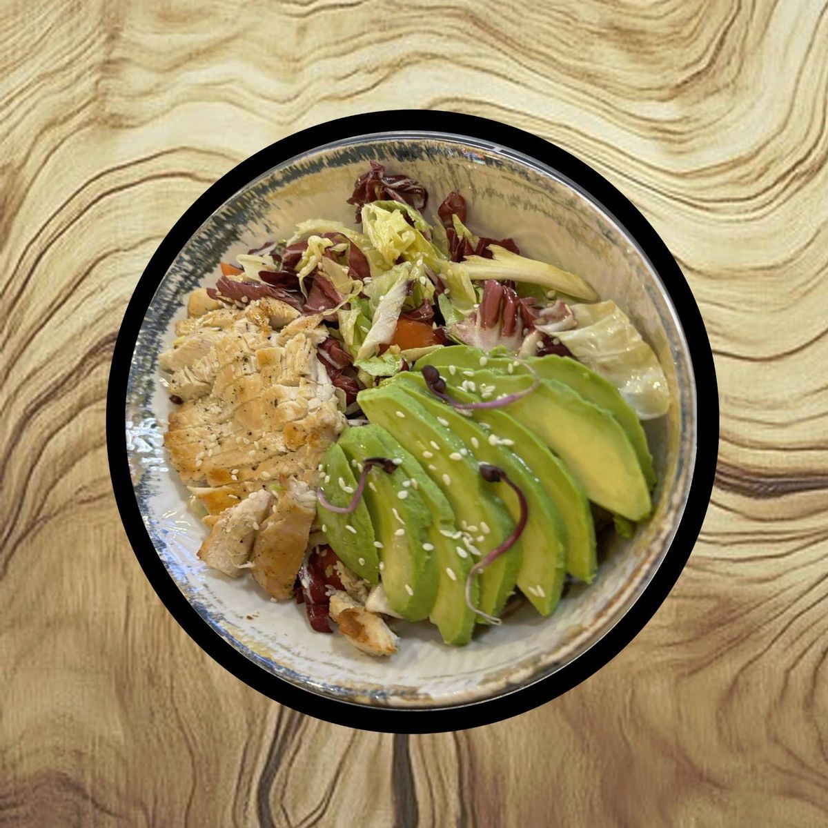 Salata cu Piept de Pui, Avocado si Telemea de Capra 