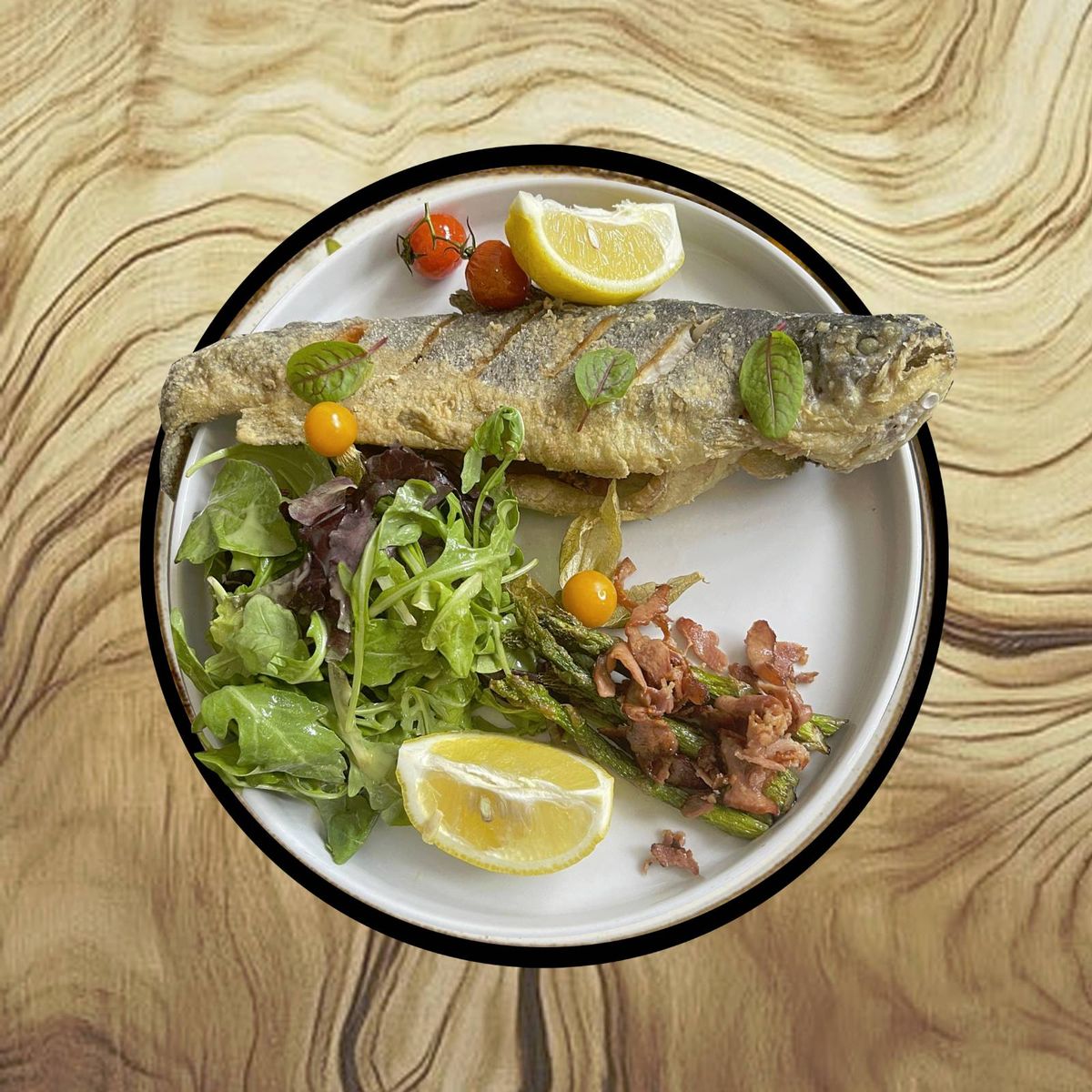 Păstrăv prăjit/grill cu Salată de Verdețuri, Prosciutto prăjit, Lămâie și Sos de Usturoi