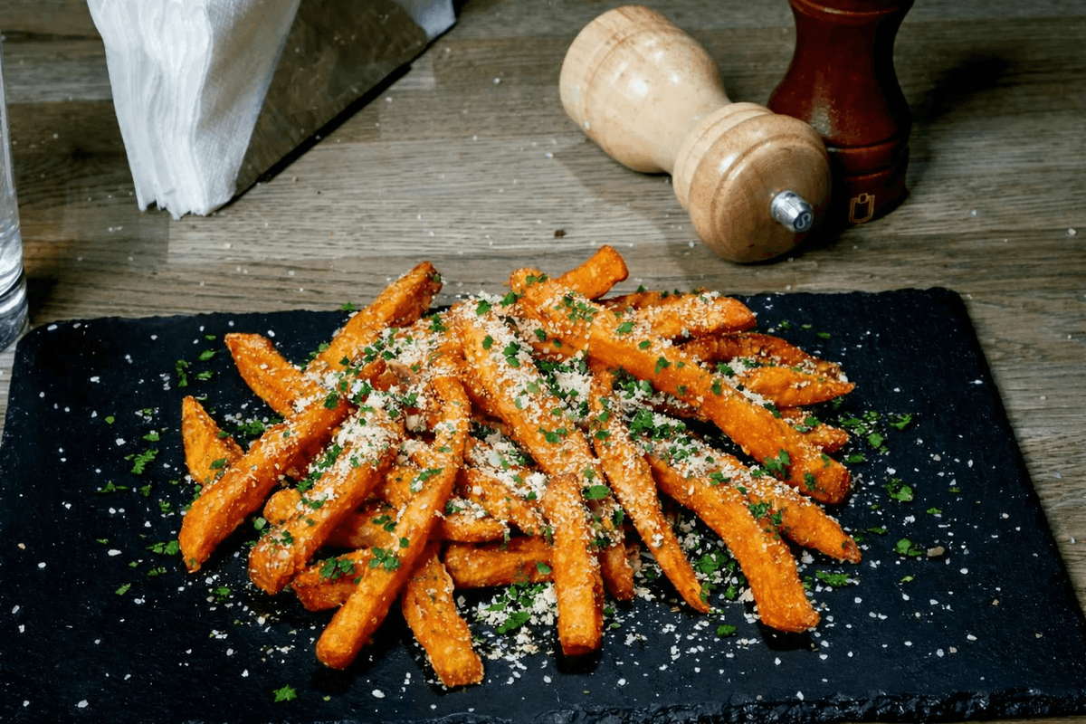 Cartofi Dulci Prăjiți cu Parmezan și Pătrunjel