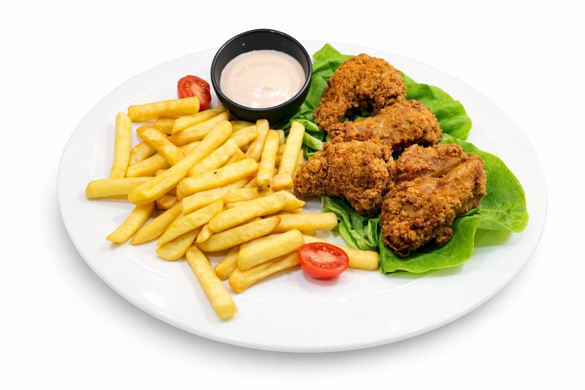 Aripioare de Pui Crocante cu Cartofi Prajiti/crispy Chicken Wings with French Fries