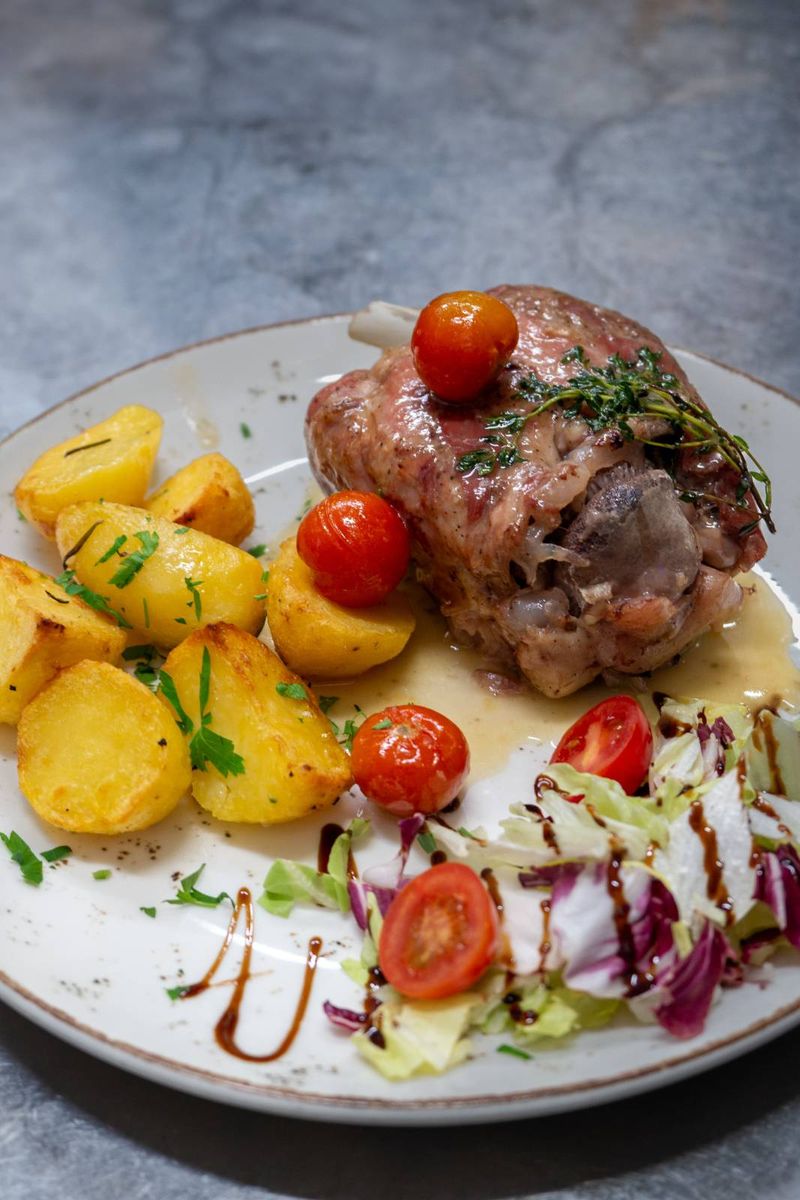 Stinco de Porc si Cartofi Prajiti