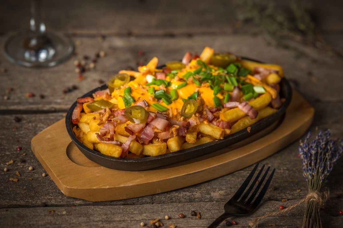 Cartofi Prajiti cu Cheddcar si Bacon Crispy