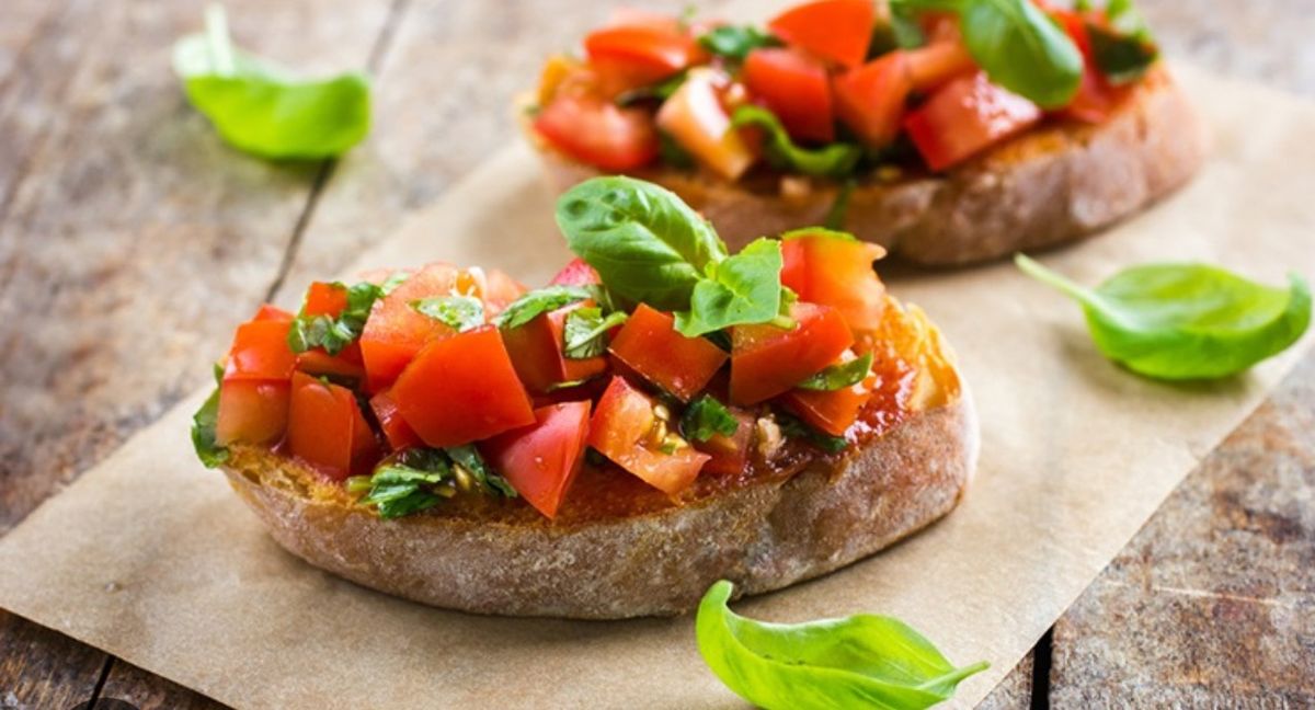 Bruschete cu Roșii și Usturoi/ Busuioc / Mozarella 
                       