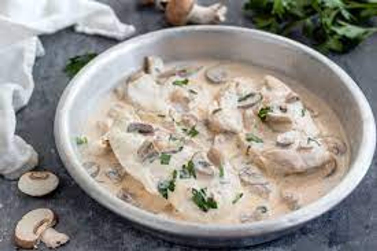 Scaloppine di Pollo ai Funghi cu Garnitura