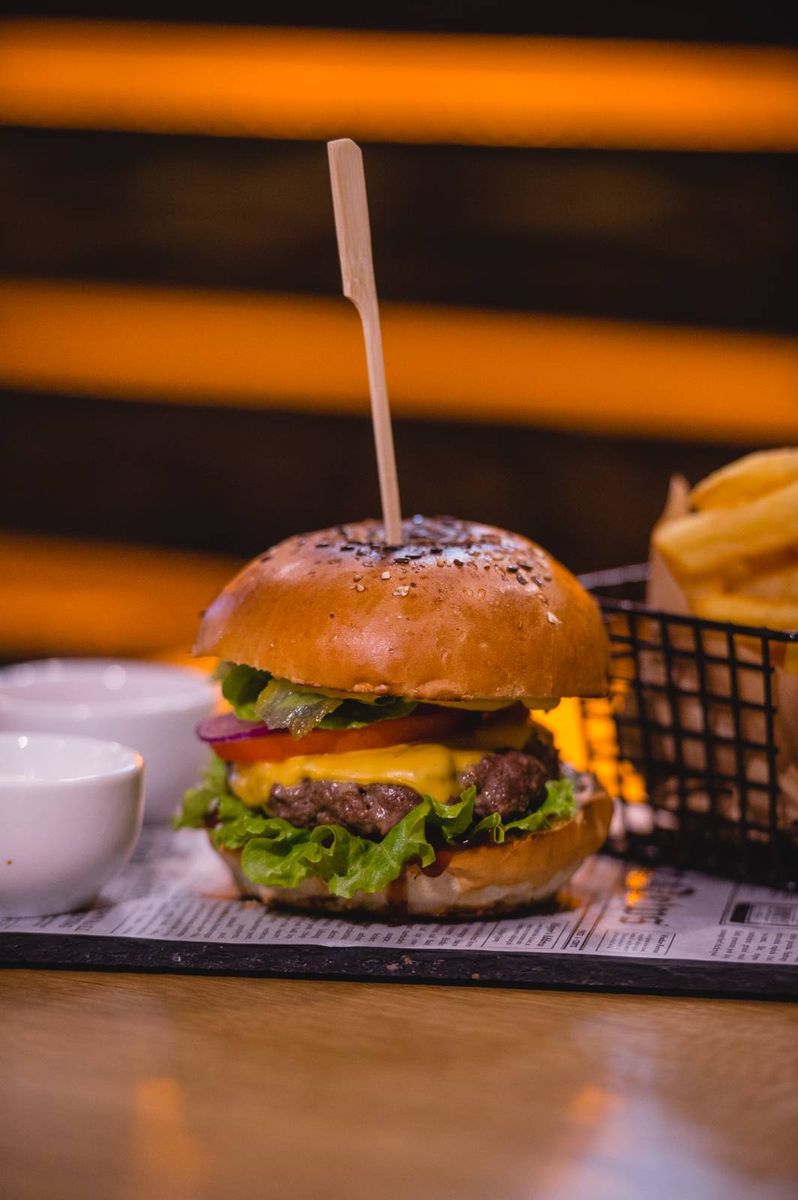 Burger ”Trei”  + cartofi prăjiți și sos