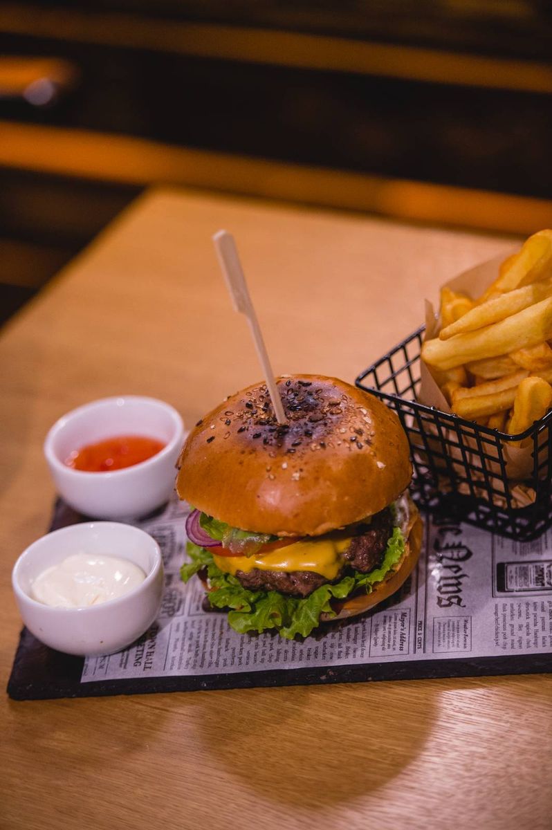 Cheeseburger + Cartofi Prăjiți și Sos