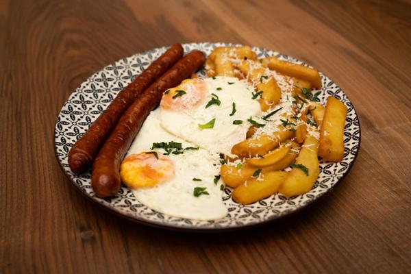 Ouă Ochi cu Cabanos și Cartofi