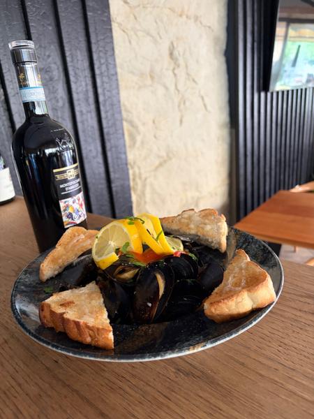Scoici în sos de vin
