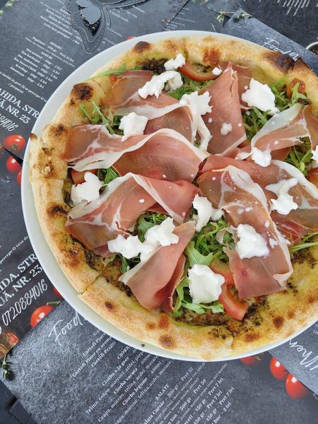 Pizza con Pesto e Burrata