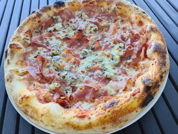 Pizza Gorgonzola e Salame