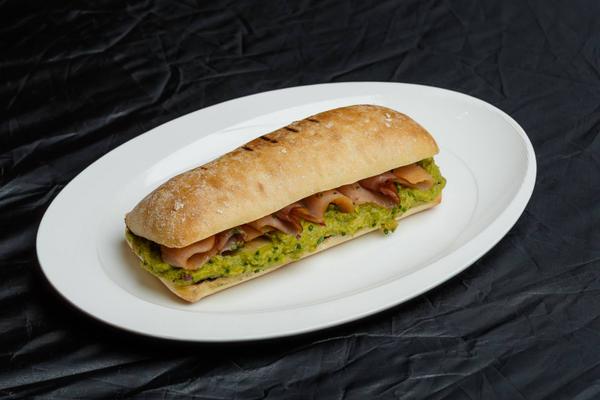 Sandwich cu Somon Afumat si Smash de Avocado