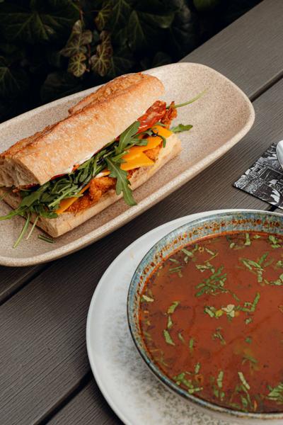 Ciorbă de Legume + Sandwich cu Șnițel de Curcan