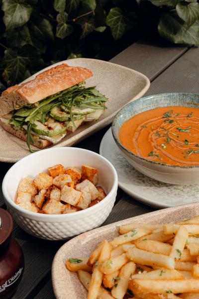 Supă Cremă de Linte + Sandwich Breeze + Cartofi Aromatizați