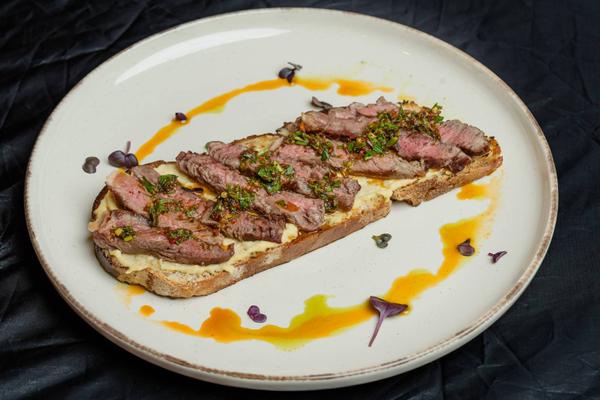 Bruschetta cu Vita si Humus