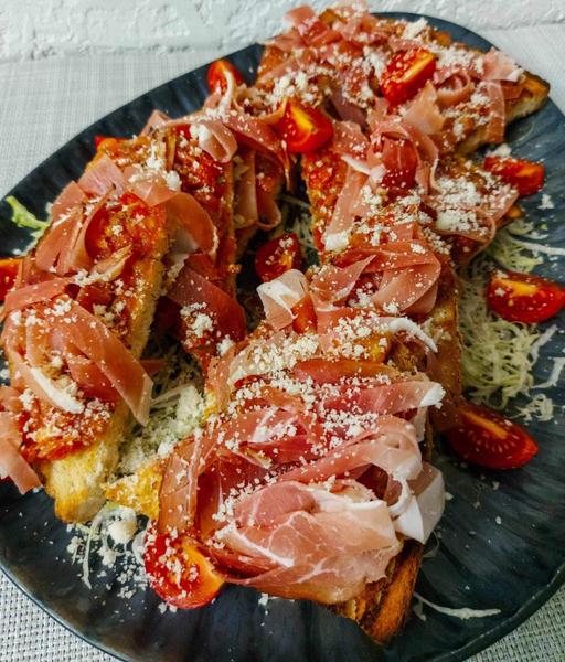 Bruschete cu Sunca Crudo/bruschetta with Raw Ham/bruschetta Crudo Sonkával