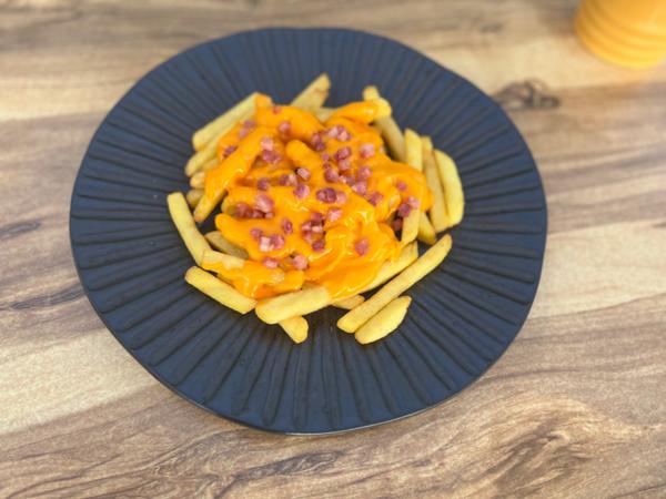 Cartofi Prajiti cu Sos Chedar si Bacon/french Fries with Cheddar Sauce and Bacon/sult Krumpli Cheddar Szoszal Es Baconnel