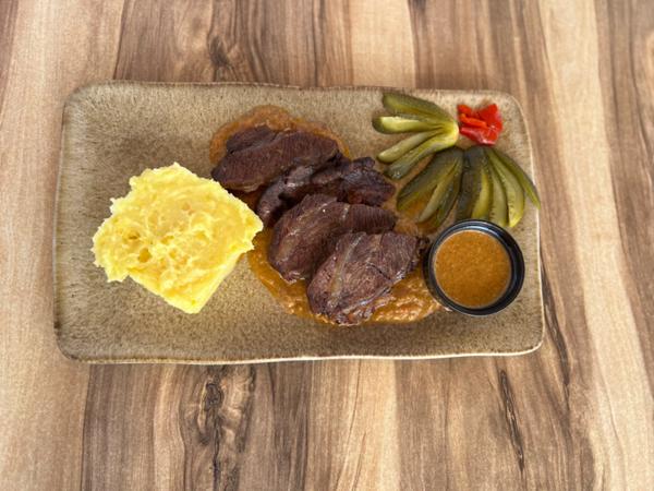 Obrajori de Vita cu Cartofi Piure si Castraveti Murati/beef Cheeks with Mashed Potatoes and Pickles/marha Pofa Krumpli Purevel Es Savanyu Uborkaval