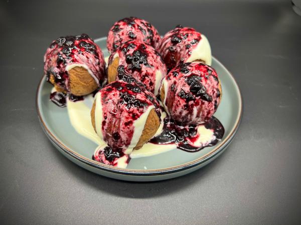 Papanasi cu Afine si Smantana/donuts with Blueberries and Sour Cream/turofank Afonyaval Es Tejfolel