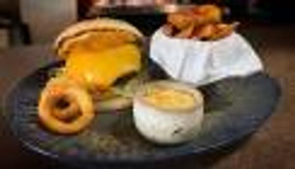 Burger de Vita Angus cu Cartofi Wedges/angus Beef Burger with Potato Wedges/angus Marhaburger Burgonyaval