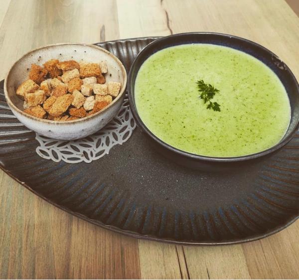 Supa Crema de Broccoli cu Crutoane/broccoli Cream Soup with Croutons/brokkoli Kremleves Krutonnal