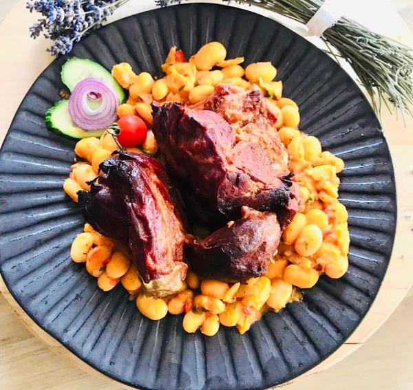 Ciolan Afumat cu Iahnie de Fasole si Muraturi/smoked Knuckle with Beans and Pickles/ Fustolt Csulok Babbfozelekkel Es Savanyusaggal