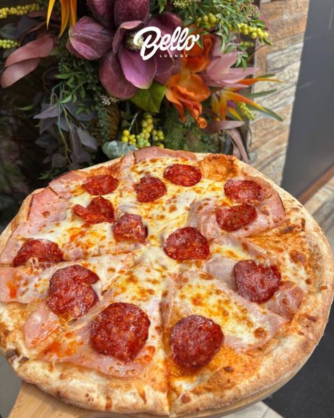 Pizza prosciutto e salami