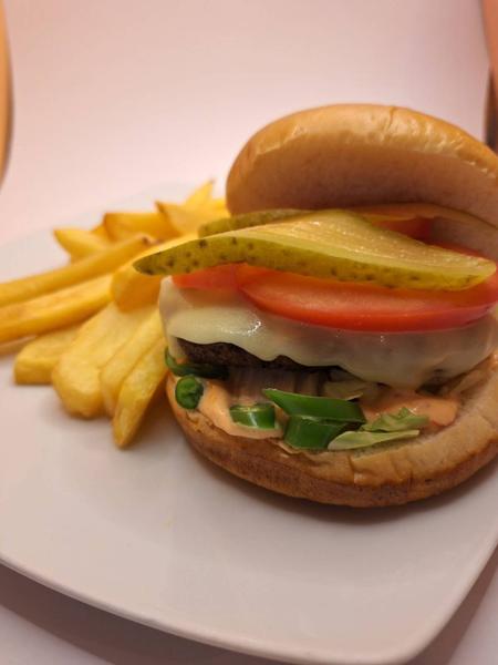 Cheeseburger Picant si Cartofi Rustici Prajiti