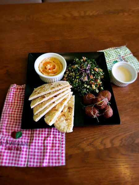Falafel cu sos tahini, hummus si salata tabbouleh