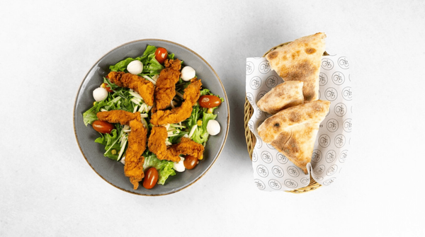  Salată Crispy Pui cu Crudități, Brânză Feta, Sos Tartar