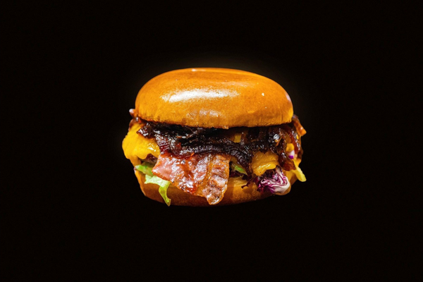 Burger de Vită, Cheddar, Bacon, Crudități, Cartofi Prăjiți, Sos Usturoi Copt