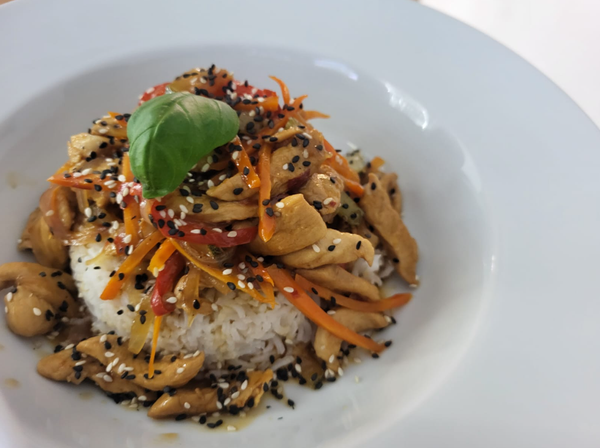 Fâșii de Piept de Pui în Sos Asiatic cu Legume și Orez Basmati