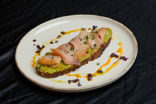 Bruschetta cu Avocado si Somon Afumat