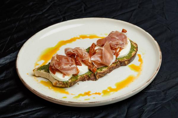 Bruschetta cu Prosciutto Crudo si Mozzarella si Buffalla