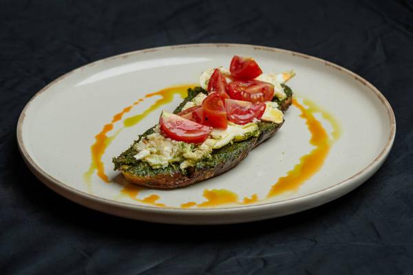 Bruschetta cu Burrata si Pesto