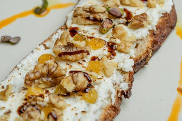 Sandwich cu Telemea, Nuci si Miere