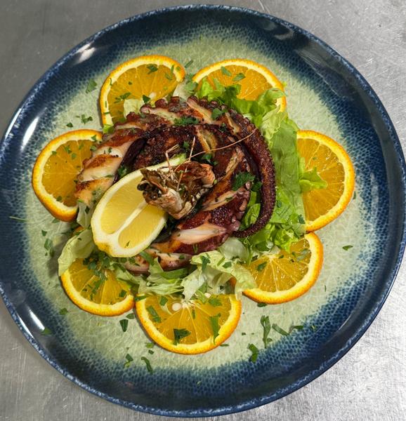 Tentacule de Caracatita pe Pat de Salata
