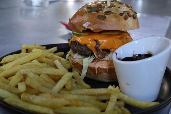 Burger de Vită cu Cartofi și Sos Alb