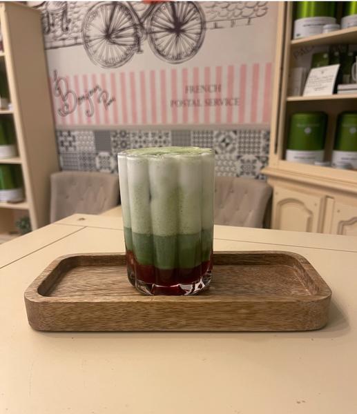 Iced Matcha Latte cu Piure de Căpșuni