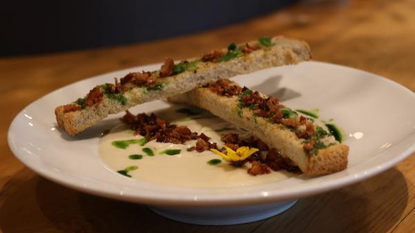 Supe Cremă de Conopidă cu Chips de Panceta și Mix de Seminte