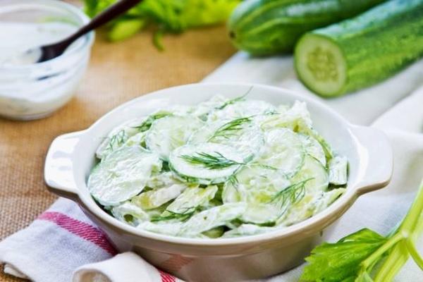 Salată de Castraveți cu Smântână și Mărar