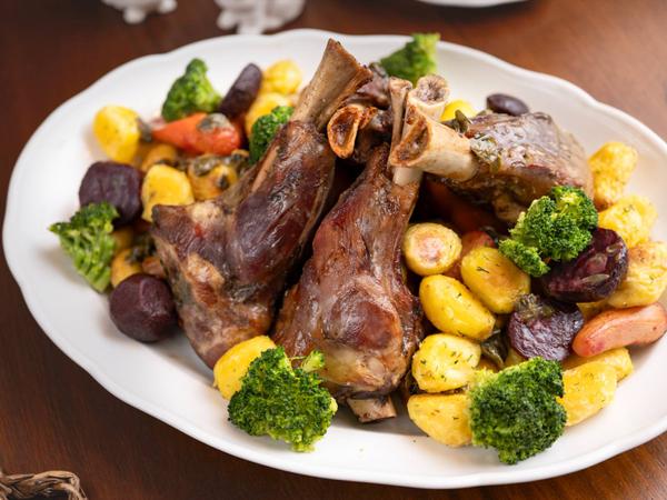 Platou cu friptura de miel la cuptor