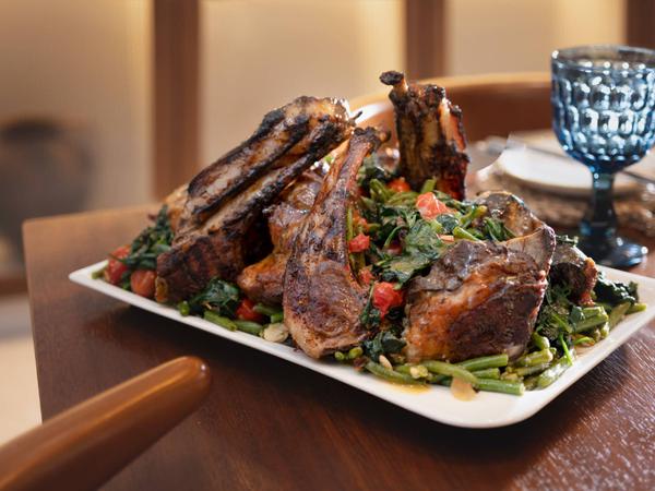 Platou cu carne de miel coapta lent in sos de vin rosu