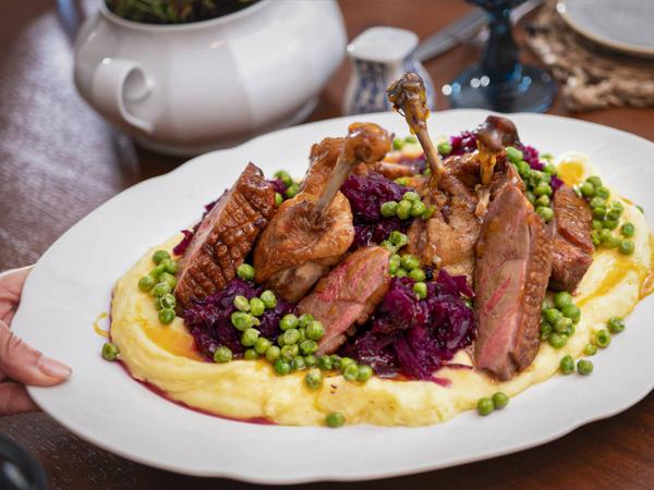  Platou cu piept de rata si pulpe de rata confiate